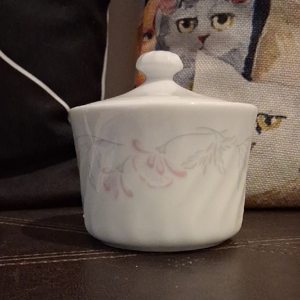 CORNINGWARE - Floral White Ceramic Bowl with Lid